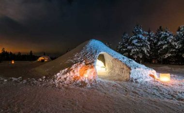 Flini nën Drita e Veriut dhe nën yje në këtë shtëpi eskimeze në Finlandë