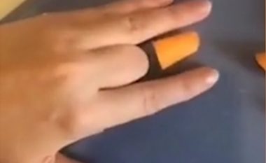 Shtiret kinse ka këputur gishtin me thikë derisa po përgatiste drekën – e ëma filmon gjithçka për t’u tallur me fëmijët