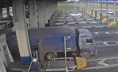 U mundua t’i ikë taksës rrugore, shoferi i kamionit e pëson keq