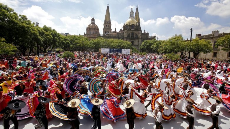 Meksikë, 900 vetë duke kërcyer, futen në librin e rekordeve Guiness
