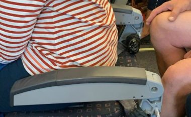 Imazhi që po bën xhiron e botës, pasagjerja publikon fotografinë e karriges së aeroplanit pa mbështetëse
