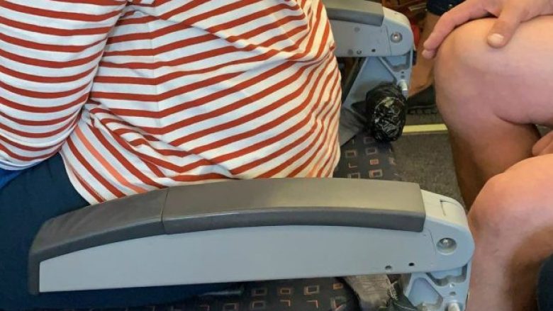 Imazhi që po bën xhiron e botës, pasagjerja publikon fotografinë e karriges së aeroplanit pa mbështetëse