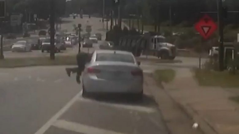 E ndalin pasi po fliste në telefon derisa po voziste, 35-vjeçari tërheq zvarrë me veturë policin amerikan – kamera e sigurisë filmon gjithçka