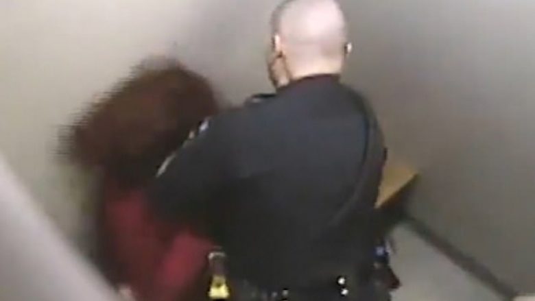 E shqelmon derën e qelisë, polici amerikan rrah brutalisht femrën e prangosur – zyrtari policor shkarkohet