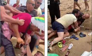 Momenti kur polici spanjoll theret tri herë me thikë nga shitësi ilegal, e gjitha ndodhi para qindra pushuesve në plazh