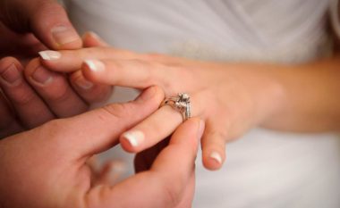 Mësohet arsyeja pse unaza e martesës vendoset në gishtin e katërt