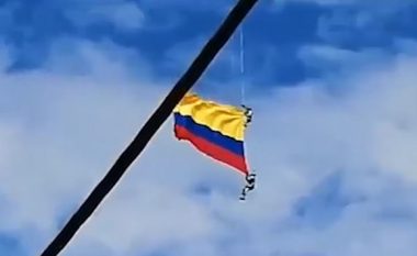 Po mbanin flamurin derisa po valëvitej, këputet litari që po i mbante – humbin jetën dy ushtarë kolumbian
