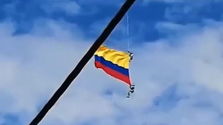 Po mbanin flamurin derisa po valëvitej, këputet litari që po i mbante – humbin jetën dy ushtarë kolumbian