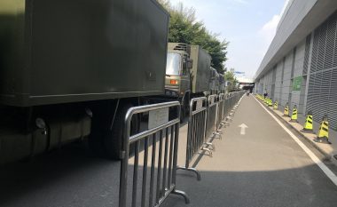 Pekini nxjerr karvanin me kamionë të armatosur, rritet tensioni me protestuesit në Hong Kong