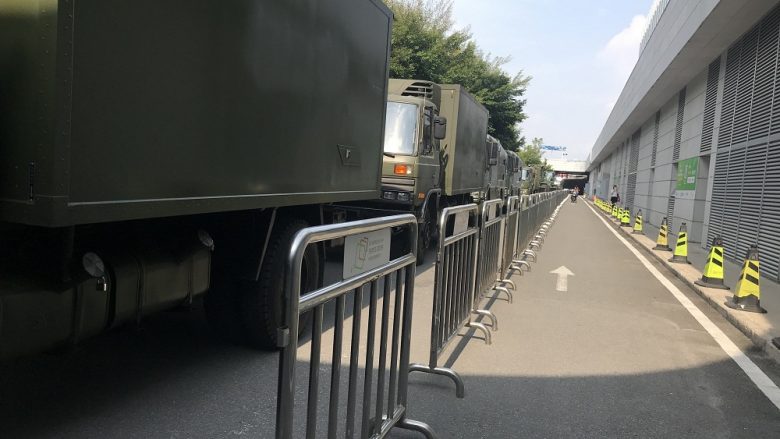 Pekini nxjerr karvanin me kamionë të armatosur, rritet tensioni me protestuesit në Hong Kong