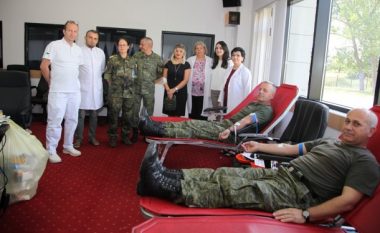 Ushtarakë dhe civilë të Ministrisë së Mbrojtjes dhurojnë gjak