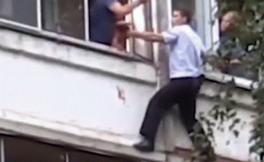 Babai tenton ta hedh të bijën pesë muajshe nga dritarja, momenti kur ndalohet nga policët