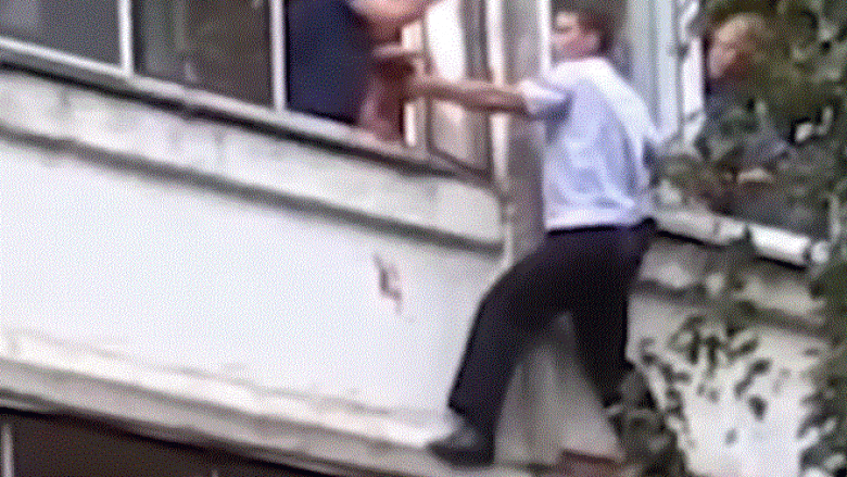 Babai tenton ta hedh të bijën pesë muajshe nga dritarja, momenti kur ndalohet nga policët
