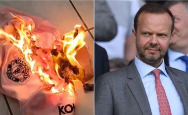 Tifozi i Manchester United djeg fanellën e klubit pas zhgënjimit me afatin kalimtar, kërkohet largimi i shefit ekzekutiv Woodward