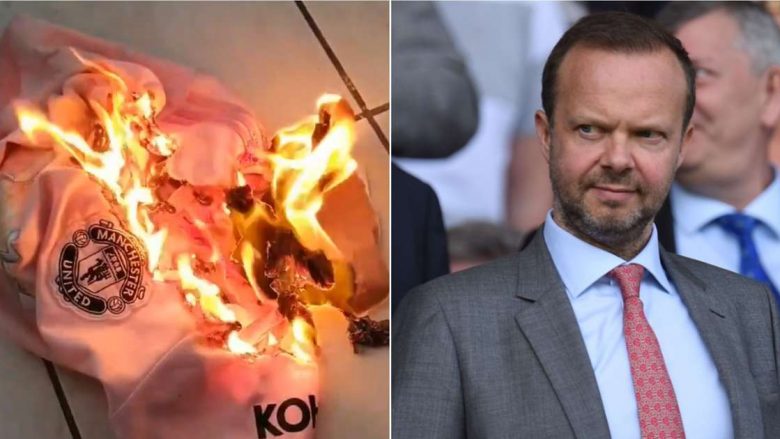 Tifozi i Manchester United djeg fanellën e klubit pas zhgënjimit me afatin kalimtar, kërkohet largimi i shefit ekzekutiv Woodward