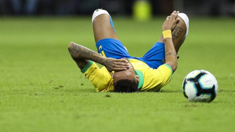 Lëndimi i Neymar është më i madh se sa duket, gishti i thyer nuk është shëruar plotësisht