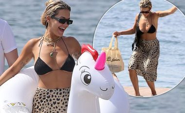 Rita Ora po shijon pushimet në Ibiza, shfaqet atraktive në bikini