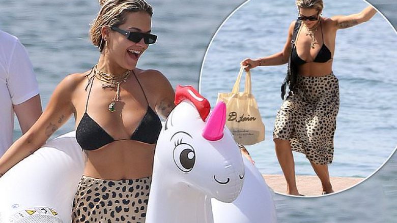 Rita Ora po shijon pushimet në Ibiza, shfaqet atraktive në bikini