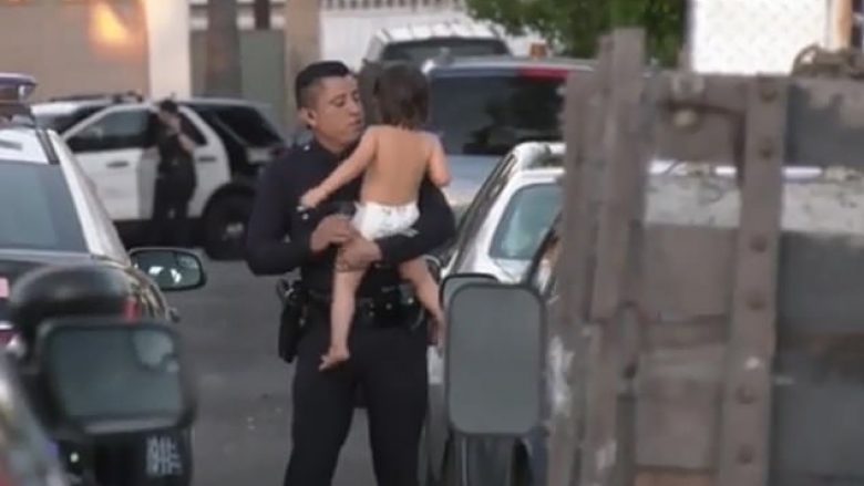 Babai vrau nënën e saj, pastaj veten – momenti kur policia nxjerr vogëlushen nga shtëpia