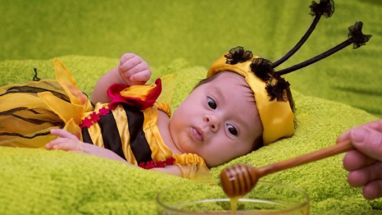Bebeve assesi nuk duhet t’i jepni mjaltë. Mjalti mund të shkaktojë infektim shumë të rrezikshëm të traktit digjestiv