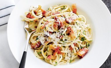 Spageti karbonara – recetë e pastës italiane që ju shkrihet në gojë
