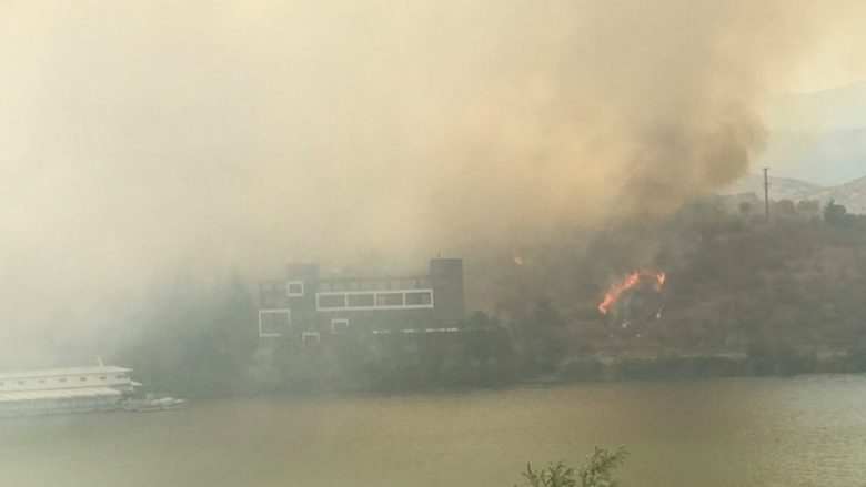 QMK: Zjarri tek Liqeni i Mlladostit është ende aktiv