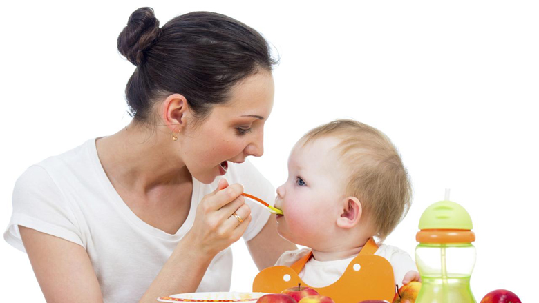 Sa ushqim të ngurtë duhet ngrënë bebet në vitin e parë? Hulumtimi i ri befason