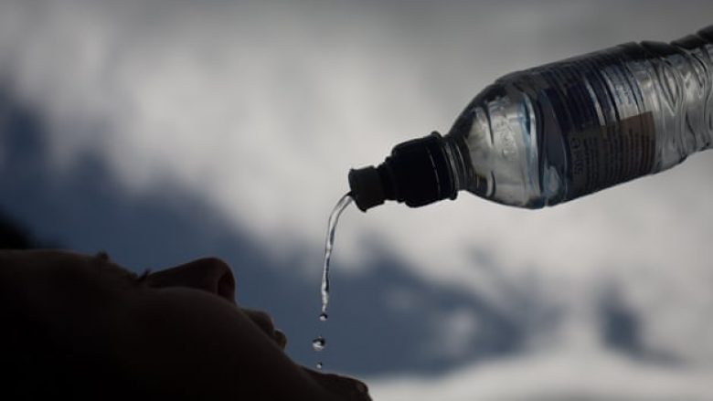 Organizata Botërore e Shëndetësisë: Nuk ka ende dëshmi se mikroplastikat në ujë janë të dëmshme