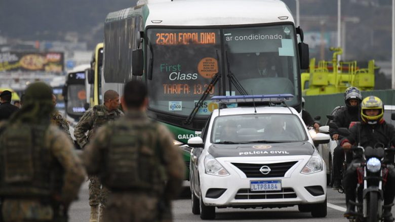 Policia e qëllon me snajper burrin që rrëmbeu autobusin me pasagjerë në Rio de Janeiro