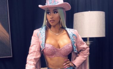 Cardi B: Bëra operacion gjoksin pasi nuk di të notoj