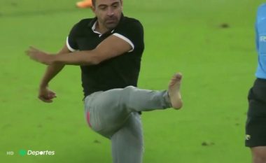 Xavi zemërohet me gjyqtarin gjatë debutimit në Ligën e Kampionëve të Azisë: Shkelmon një shishe uji dhe atletet i fluturojnë