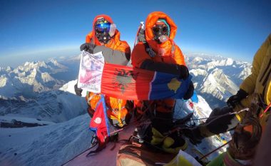 Mrika Nikqi si 17-vjeçare, bëhet alpinistja e parë që kompleton ngjitjen në shtatë majat më të larta në botë