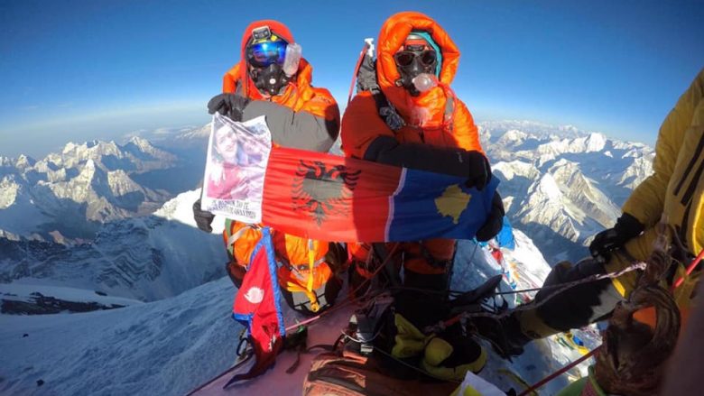 Mrika Nikqi si 17-vjeçare, bëhet alpinistja e parë që kompleton ngjitjen në shtatë majat më të larta në botë