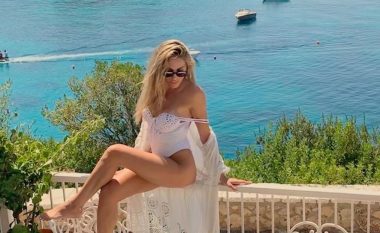 Ledina Çelo me pushime në Shqipëri, duket atraktive në bikini të bardha