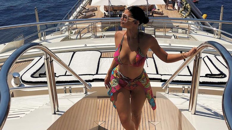 Kylie Jenner vazhdon festën luksoze të ditëlindjes në Itali