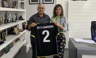 Arta Dobroshi i jep mbështetje përfaqësueses së Kosovës para takimit me Çekinë e Anglinë