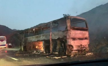 Autobusi i linjës Kosovë-Shqipëri merr flakë në Rrugën e Kombit