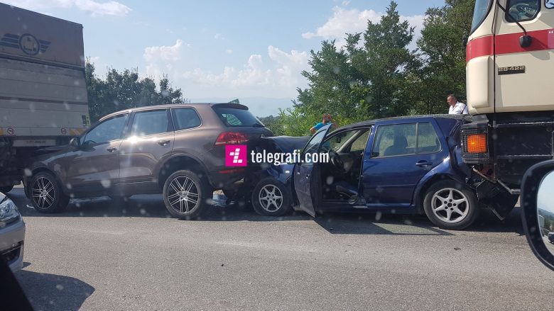 Dy vetura dhe dy kamionë përfshihen në një aksident trafiku në Klinë