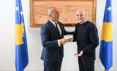 Kryeministri në detyrë, Ramush Haradinaj i ndan mirënjohje Ismet Pejës