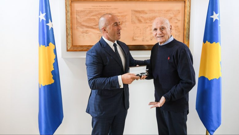 Kryeministri në detyrë, Ramush Haradinaj i ndan mirënjohje Ismet Pejës