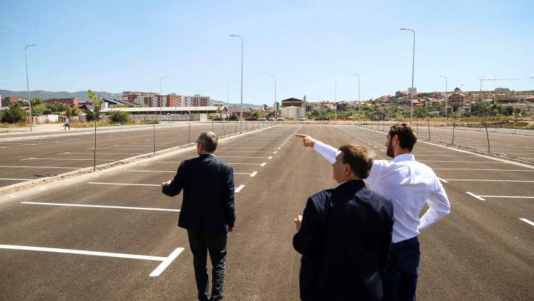 Ministri Ismaili përuron parkingun për 400 vetura në QKUK