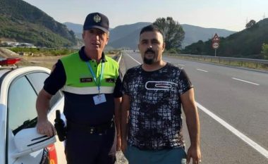 Gjilanasit që iu prish goma në ‘Rrugën e Kombit’: Vozitësit nga Kosova e injoruan, polici shqiptar i pagoi edhe shpenzimet e gomisterit