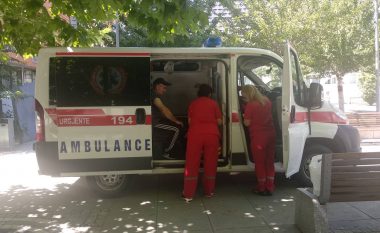 Temperaturat e larta, rreth 20 persona brenda ditës kërkojnë ndihmë nga autoambulanca e vendosur në sheshin “Skënderbeu”