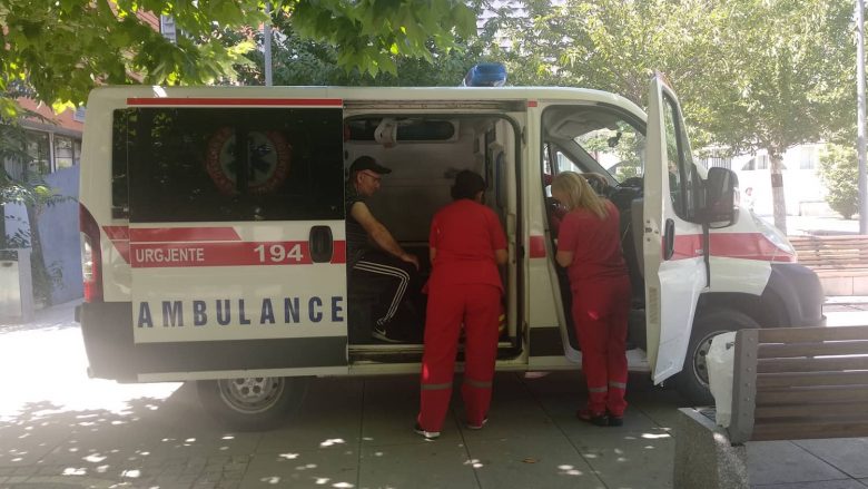 Temperaturat e larta, rreth 20 persona brenda ditës kërkojnë ndihmë nga autoambulanca e vendosur në sheshin “Skënderbeu”