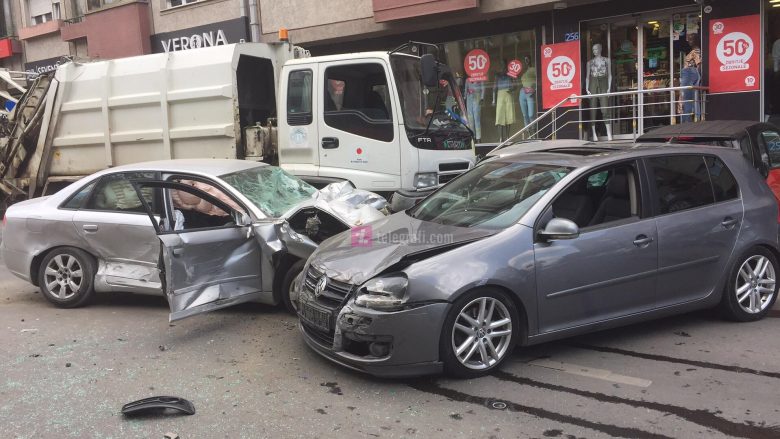 Aksidenti në Prishtinë: Kamioni goditi nëntë vetura, lëndohen tre persona