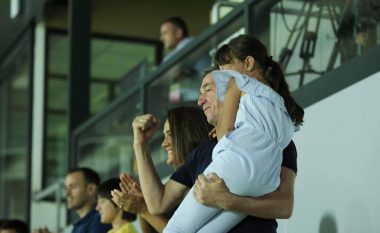 Kadri Veseli me familjen në stadium, festojnë fitoren e Kosovës ndaj Turqisë