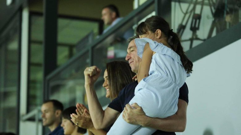 Kadri Veseli me familjen në stadium, festojnë fitoren e Kosovës ndaj Turqisë