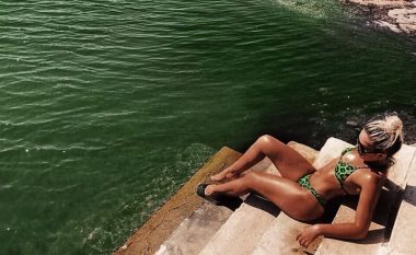 Vesa Smolica nis pushimet, shfaq linjat atraktive në bikini