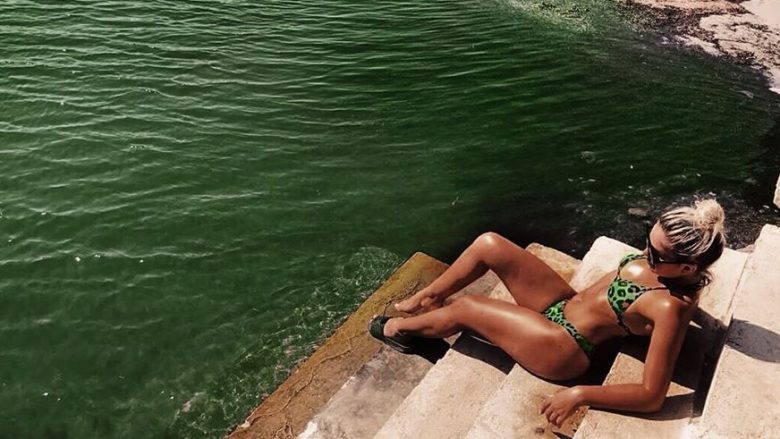Vesa Smolica nis pushimet, shfaq linjat atraktive në bikini