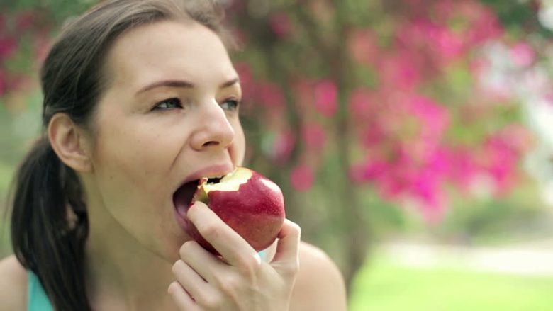 Shumica e njerëzve e bën këtë gabim kur ha mollë: E hidhni pjesën më të shëndetshme!